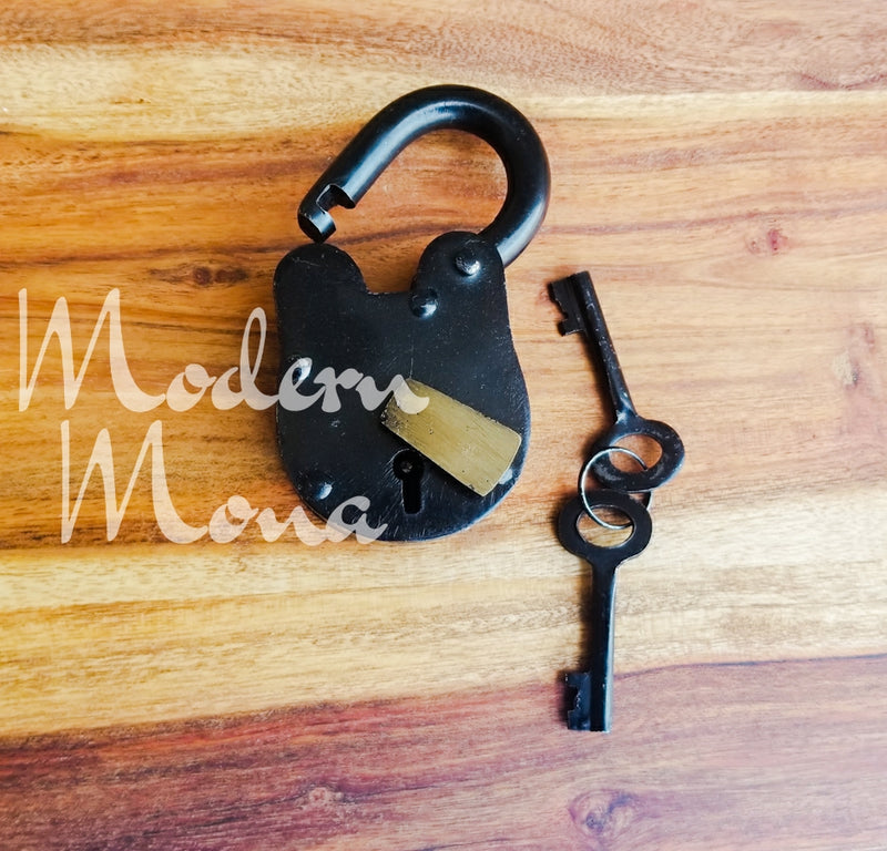 Heavy Duty Black/Gold Antique Padlock w/Keys - ModernMonaStudio